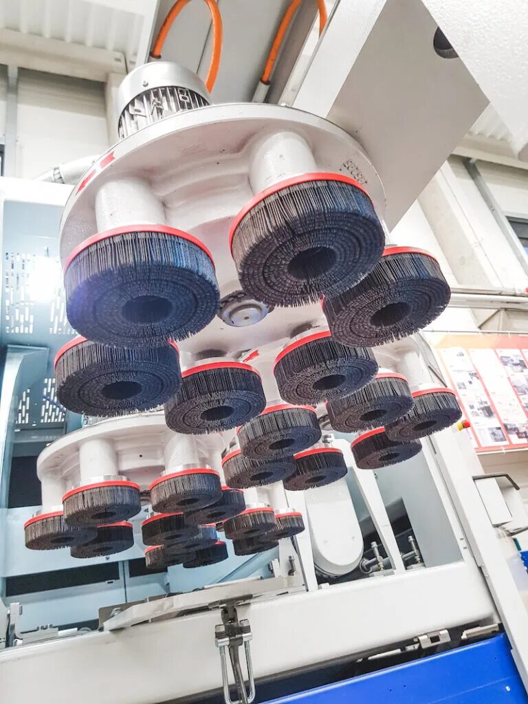 Multi-station HERO deburring brush cluster head