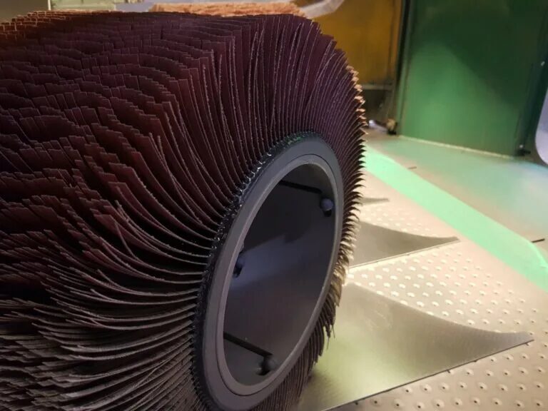 End view of a deburring roller showing its one-piece bore construction