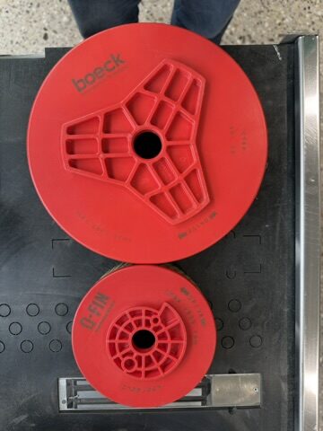 Boeck HERO deburring disc and Q-FIN round brush, red abrasive components